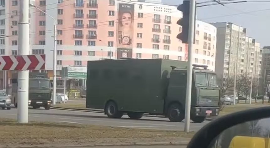 В центр Минска выдвинулась техника силовиков перед акцией протеста.