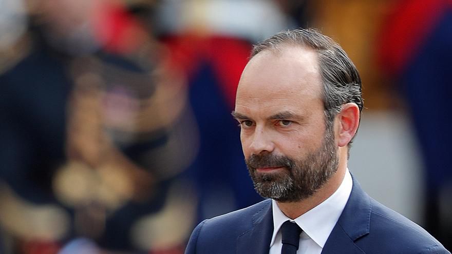 Премьер Франции не подавал президенту прошение об отставке.