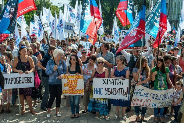 Под памятником Шевченко собрались около 300 человек.