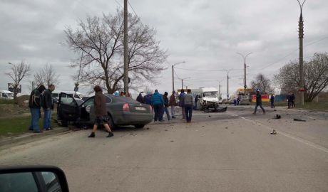 Accident grav în sectorul Ciocana între o maşină şi un microbus cu pasageri. Foto: facebook.com / smotra