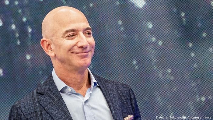 Миллиардер Джефф Безос покидает пост гендиректора Amazon.