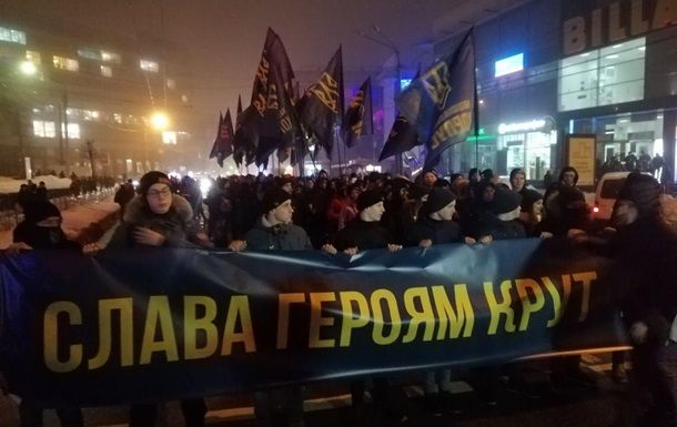 На Львовской площади собрались около 500 человек, чтобы пройти маршем по улицам Киева.