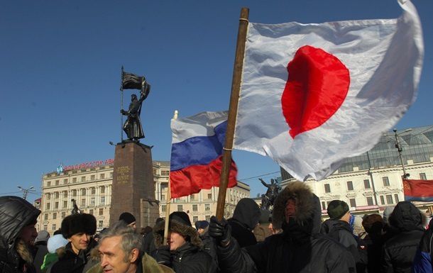 Премьер-министр Японии "очень серьезно" задумался о вопросе подписания мирного договора с лидером РФ.