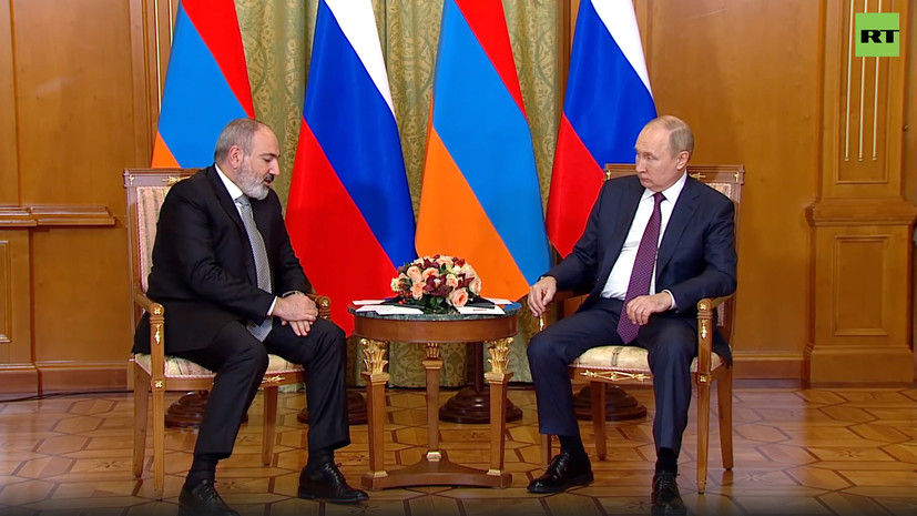 Владимир Путин проводит встречу с премьером Армении Николом Пашиняном в Сочи. 