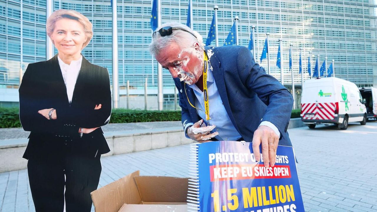 Директора Ryanair забросали пирогами во время его протеста в Брюсселе.
