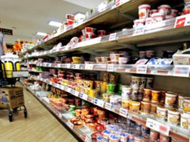 La mărfurile nealimentare au fost marcate majorări de preţuri la: confecţii – cu 0,5% încălţăminte – cu 0,3%, combustibili – cu 0,4%
