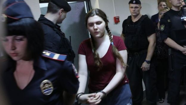 Суд Москвы отпустил Анну Павликову и Марию Дубовик под домашний арест.