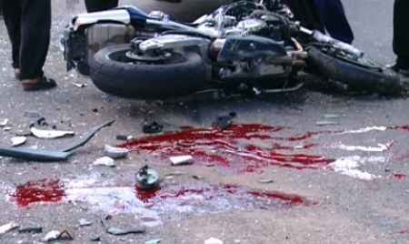 Tinerii se aflau pe o motoclicletă cînd s-au izbit violent de un microbuz marfar.