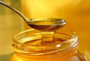 "Anul trecut, am reuşit să obţinem doar 40% din producţia de miere preconizată, să onorăm contractele de export datorită cantităţilor de miere rămase încă din anul 2011. 