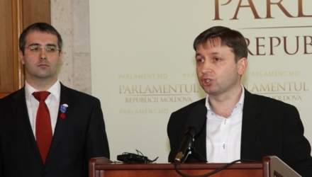 Potrivit deputatului, scopul AIE este este de a nimici PCRM. „Acest lucru se întâmplă și în teritoriu, de la nord până în sudul țării, dar și în Parlament