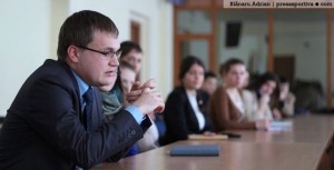 După miting, tinerii gardişti au depus flori la monumentul lui Ştefan cel Mare, în legătură cu aniversarea de un an de la fondarea „Gărzii Tinere”.