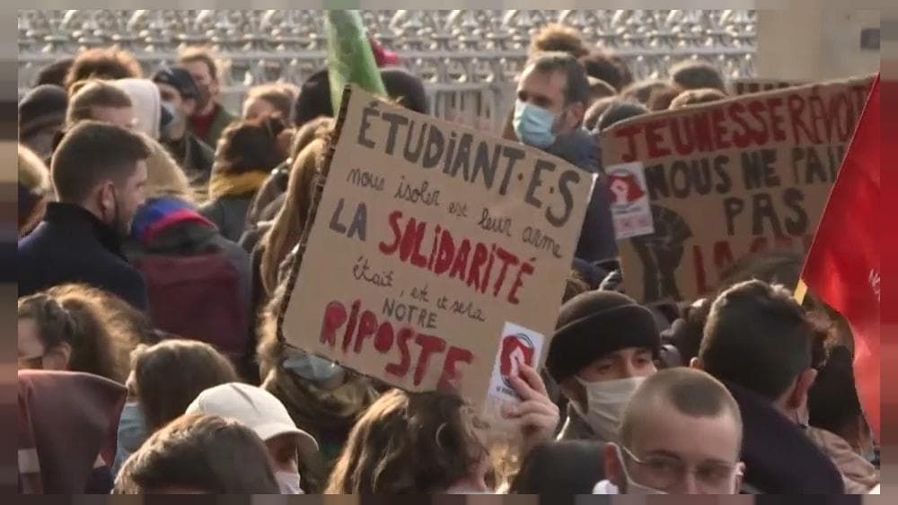 Из-за пандемии Covid-19 большинство студенты вынуждены учиться дистанционно. 