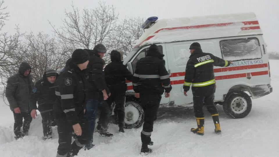 Все дороги постоянно контролируются, чтобы в случае необходимости оказать необходимую помощь. Фото: facebook.com / Poliția Republicii Moldova.