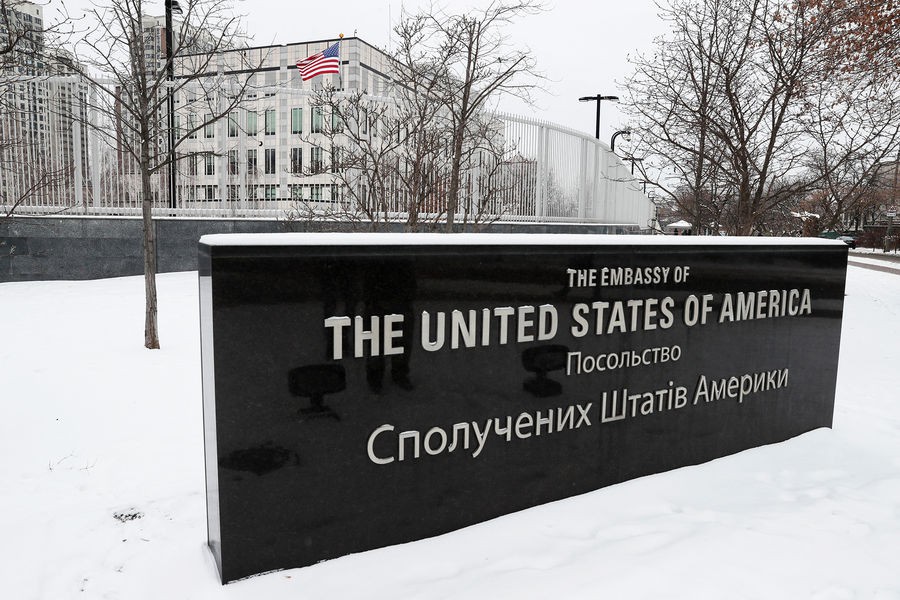 США объявили о временном переносе посольства из Киева во Львов.