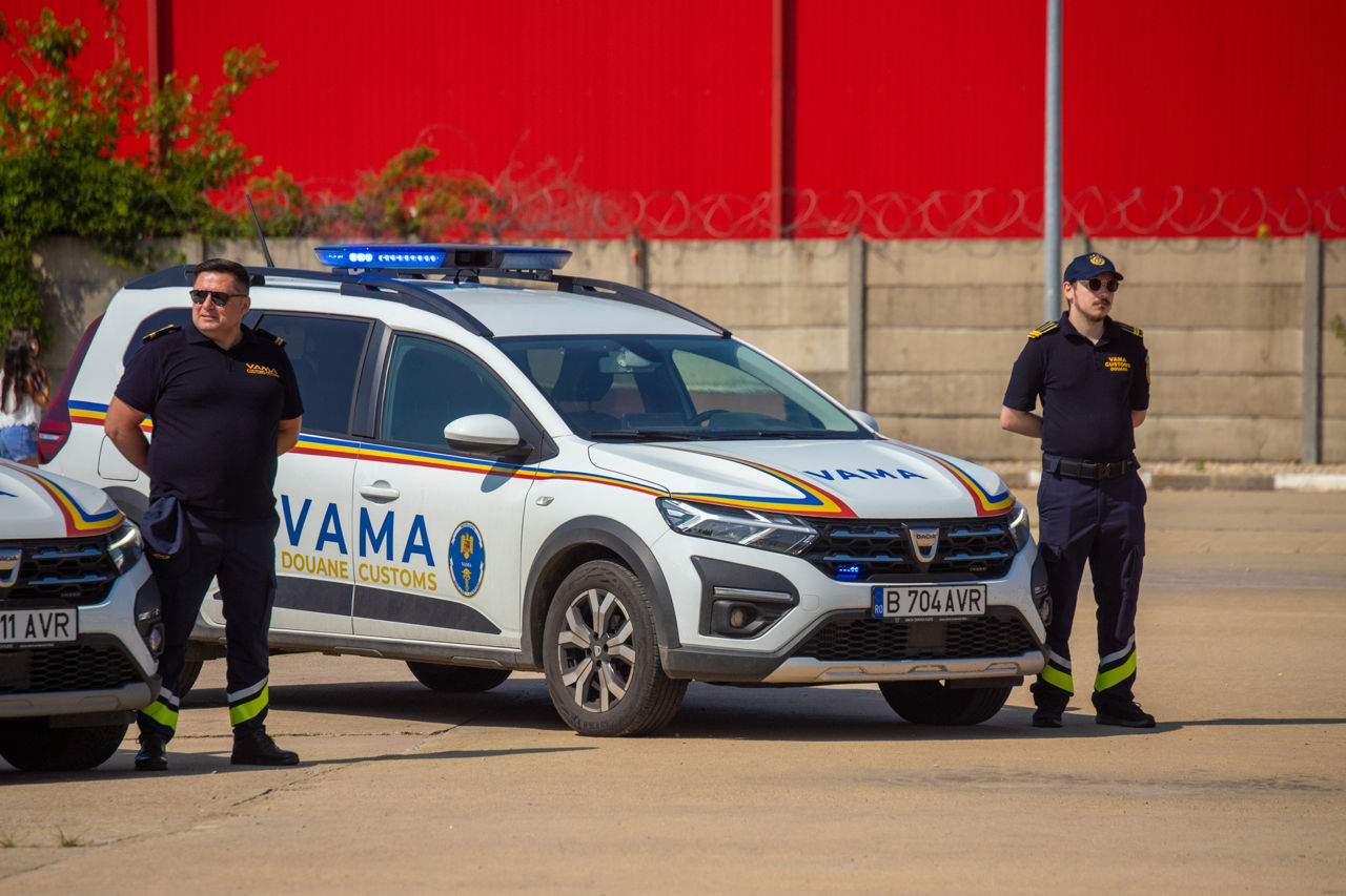 Сотрудники Таможенной службы Румынии проводят предупредительную забастовку.