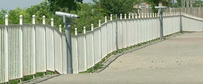 На смотровой площадке на Чеканах разваливается тротуар.