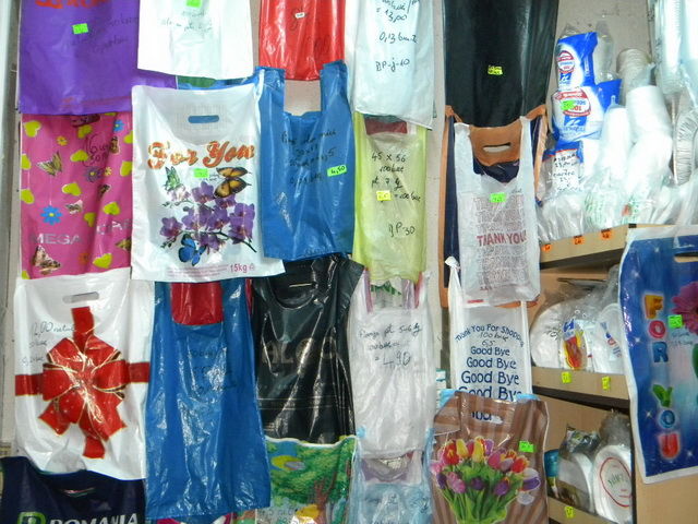Pungile din plastic, interzise în UE. Din vară şi România va renunţa