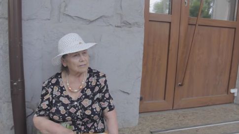 Этой женщиной оказалась народная артистка, восьмидесятилетняя пенсионерка Еуджения Бутнару.