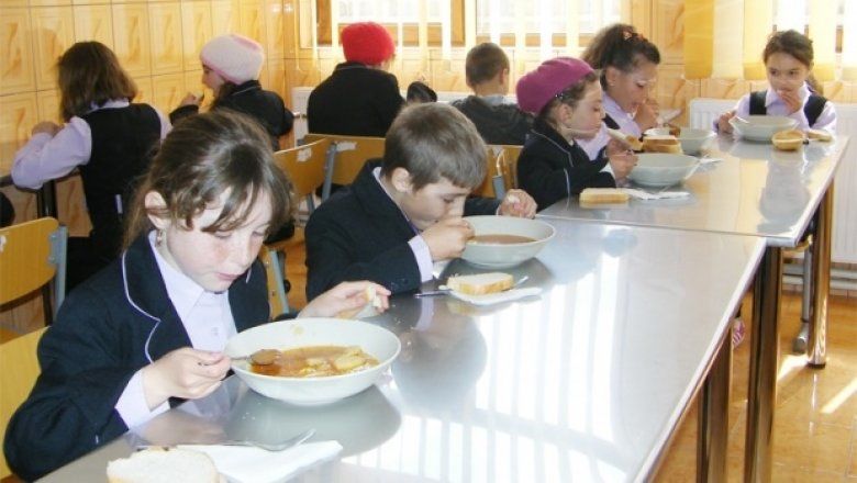 Din meniul şcolarilor au fost excluse produsele procesate