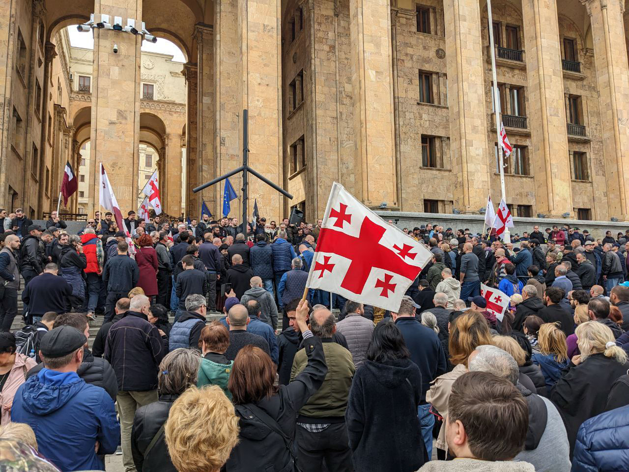 У здания грузинского парламента в Тбилиси прошел митинг "Консервативного движения" Грузии. 