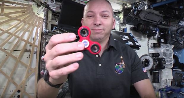 Astronautul Randy Bresnik a făcut un experiment amuzant şi totodată foarte interesant. 