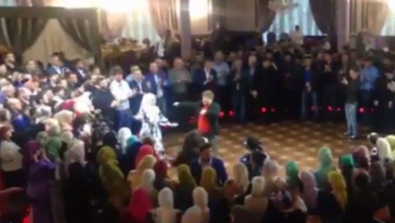 Кадыров пожелал полицейскому счастья, благополучия и согласия в семье.