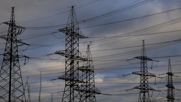 Кремль назвал отказ Украины снабжать электроэнергией неподконтрольные территории нарушением минских соглашений.