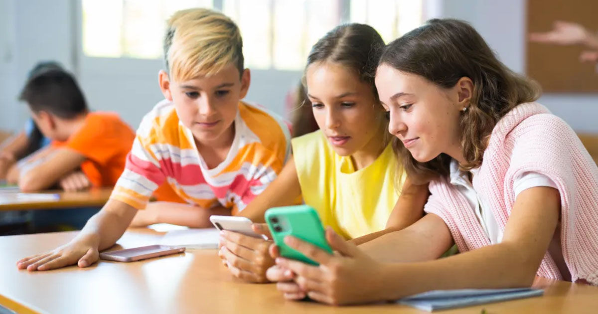 Guvernul Poloniei a aprobat interzicerea utilizării smartphone-urilor în școli.
