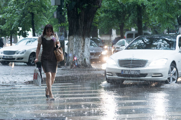 Meteorologii au emis pentru 16 şi 17 iunie avertizare cod galben, fiind prognozate  vijelie, grindină, scăderea temperaturii maxime.