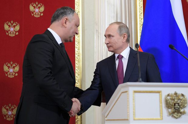 Traian Băsescu l-a atacat dur pe președintele Republcii Moldova, Igor Dodon, pe care l-a numit „pudelul lui Vladimir Putin”.
