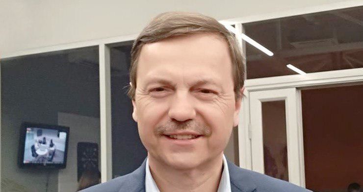 Место Андрея Нэстасе в парламенте занимает его брат Василе-Андрей Нэстасе.