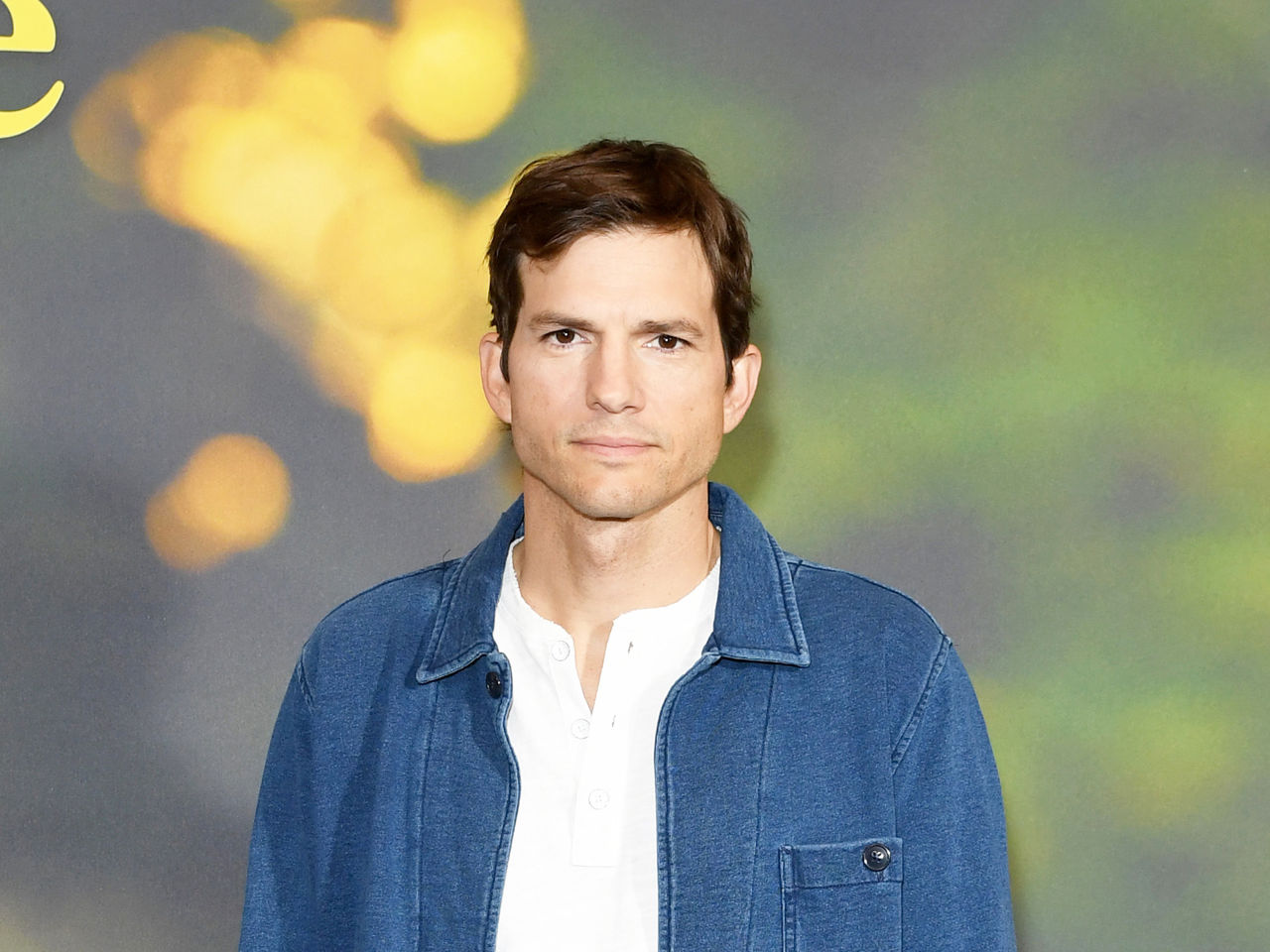 Актер Эштон Катчер оглох на одно ухо из-за волчанки