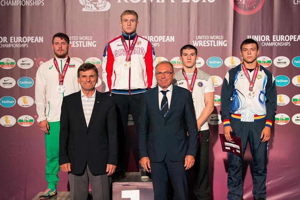 Борец Петр Карасени завоевал бронзовую медаль на Чемпионате Европы по вольной борьбе.