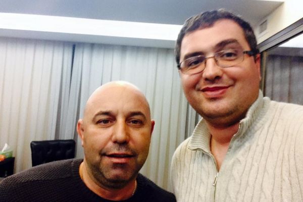 «Обсуждаем как спасти Молдову ...», - подписал фотографию бывший депутат от ЛДПМ.