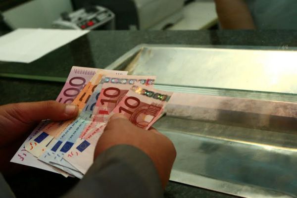 Transferurile bănești de peste hotare s-au redus drastic, iar tendința este din ce în ce mai pesimistă. Foto: evzmd.md