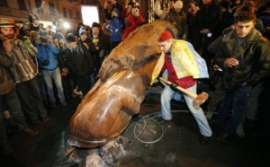 Prețul de pornire e de 6,25 de euro pe kilogramul de cuarţit din acest monument, scrieantena3.ro.