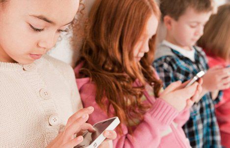 Apple должна разработать больше возможностей и программных инструментов для контроля использования смартфонов детьми. Фото: MedikForum.