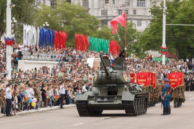 Российские военные готовят технику к параду Победы 9 мая в Тирасполе.