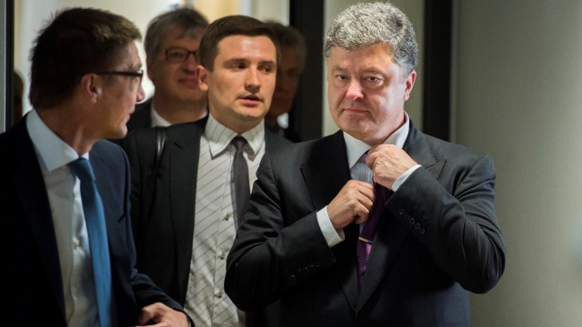 "Если кто-то считает, что что-то в стране не так, подайте в Конституционный суд", - заявил Порошенко.   Фото: russian.rt.com
