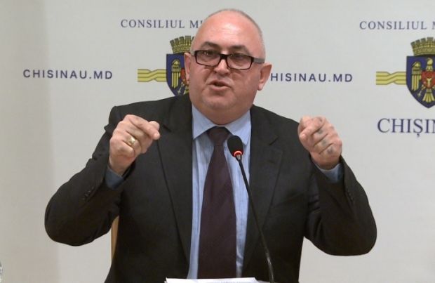 Mai mulți deputați din fracțiunea socialiștilor sunt învinuiți de consilierii municipali de „atacuri criminale” și escrocherii cu bunuri imobile.