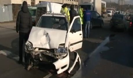 Patru vehicule, au intrat astăzi în coliziune pe strada Mihai Viteazul din capitală. Foto: jurnal.md