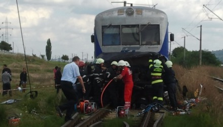 Nouă persoane au murit, iar alte două au fost rănite grav, duminică după-amiază, după ce maşina în care se aflau a fost lovită de un tren.