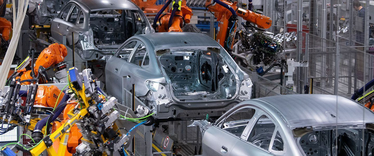 На заводе собирают компактные BMW X1 и BMW X2, а также BMW 1 Series.