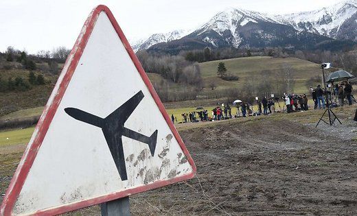 Падение не было непрерывным: время от времени самолет возвращался в горизонтальное состояние.