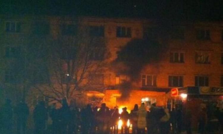 Местные жители скандировали «фашисты!» и закидывали камнями окна казарм, подожгли две машины Нацгвардии