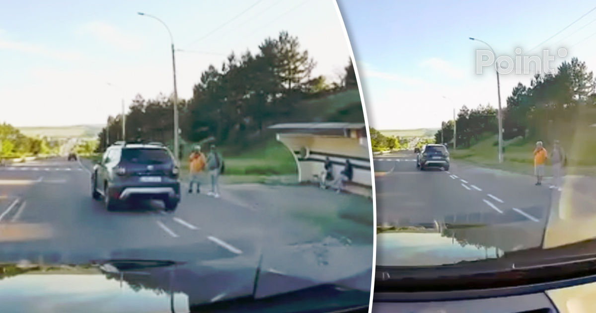 Un automobil, cât pe ce să ia pe capotă pietonii din stație, la intrare în orașul Ialoveni.