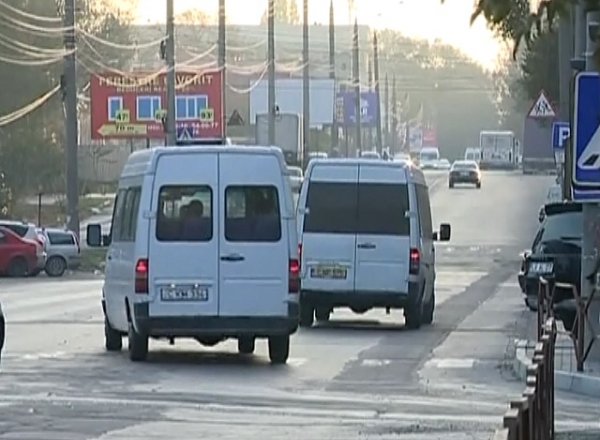 Primaria s-a razgandit. Dupa ce a acum doua saptamani autoritatile au anuntat ca o parte din microbuze ar putea reveni pe vechile trasee, astazi primarul si-a schimbat parerea.
