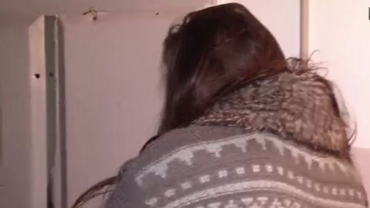 O femeie din capitală, dezbrăcată şi ameninţată cu moartea de un vecin. 