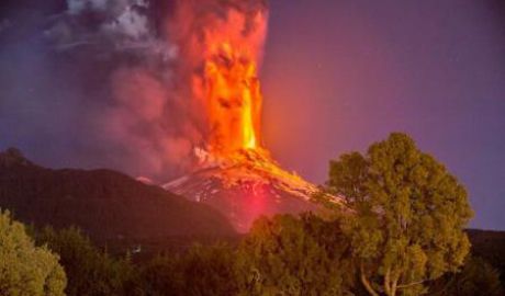 Vulcanul Villarrica din sudul Chile a erupt dimineaţă, aruncând lavă la înălţimi mari şi provocând un nor de cenuşă. Foto: agerpres.ro