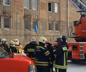 В настоящее время спасатели разбирают завалы, под которыми могут находиться люди. Причина обрушения устанавливается. Фото: ntv.ru